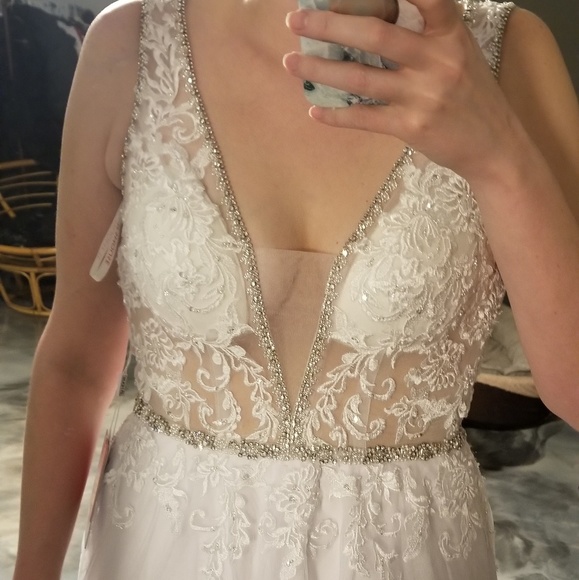 New, never worn wedding dress - Picture 1 of 5